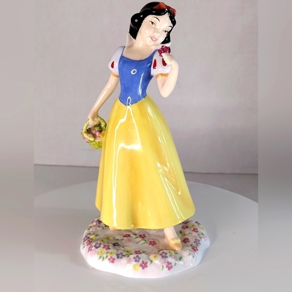 Royal Doulton Snow White Figurine - Picture 2 of 8